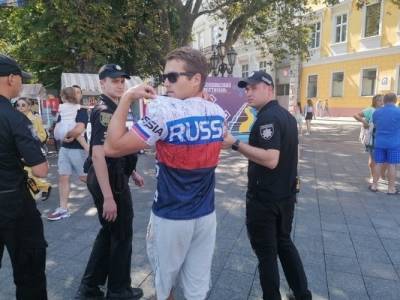 В Одессе задержали американца в футболке с надписью «Россия»