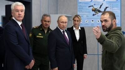 Путин посетил центр военно-патриотического воспитания «Авангард» в парке «Патриот»