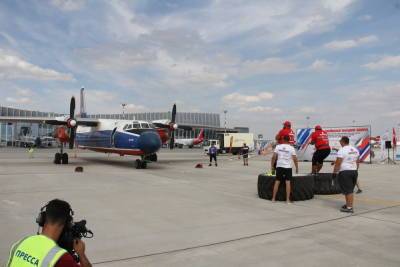 Два силача передвинули 22-тонный самолет в аэропорту Симферополя