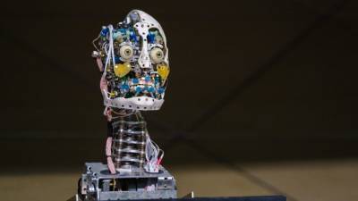 На форуме «Армия-2021» показали робота, способного стать двойником любого человека
