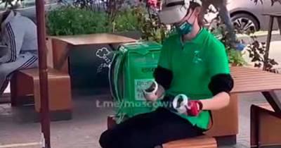 Курьер в шлеме виртуальной реальности попал на видео и развеселил россиян
