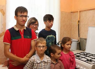 Многодетной семье из Смоленска установили новую газовую плиту
