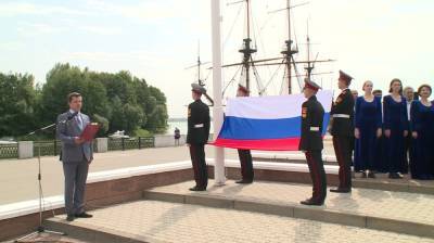 В Воронеже над Адмиралтейской площадью торжественно подняли флаг России