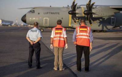 США заявили о "значительной угрозе" для вылетающих из аэропорта Кабула самолетов