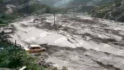 В Дагестане автомобиль с двумя людьми унесло селевым потоком