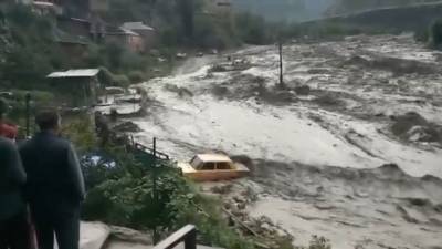 Селевой поток в Дагестане унес автомобиль с двумя людьми