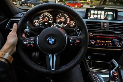 Курянин заплатил 1,3 млн рублей долгов, чтобы не лишиться внедорожника BMW X6