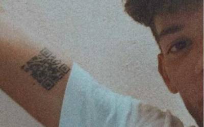 22-летний студент набил на руке тату с QR-кодом своего COVID-сертификата и стал звездой итальянского интернета