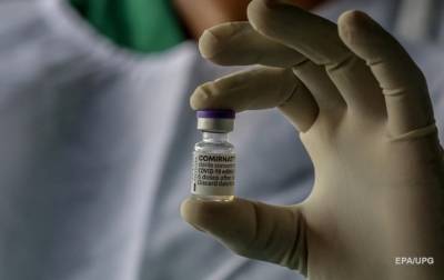 США впервые окончательно одобрили вакцину от коронавируса