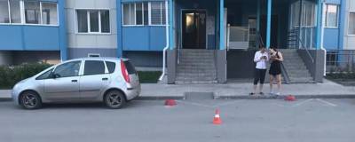 Во дворе дома в Новосибирске под колёса машины попала четырёхлетняя девочка