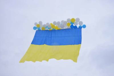 Возле Кремля в Москве запустили в небо флаг Украины (видео)