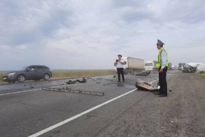 Водитель погиб при столкновении фургона с грузовиком на дороге Пермь-Екатеринбург