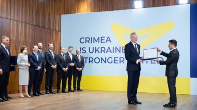 Зеленский наградил государственными наградами участников Крымской платформы
