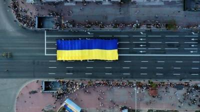 Журналисты с заклеенными скотчем ртами прошли маршем в центре Киева