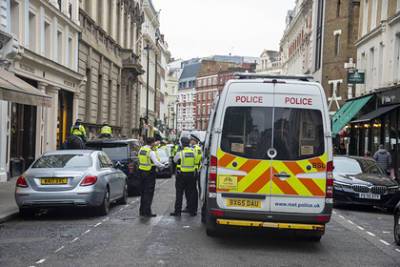 Четырехлетнюю девочку в Великобритании выбросили из машины во время движения