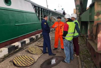 Прокуратура проверяет инцидент с судном на причале Канонерского завода