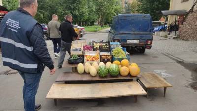 У "Ломоносовской" уличных торговцев разогнали с помощью полиции