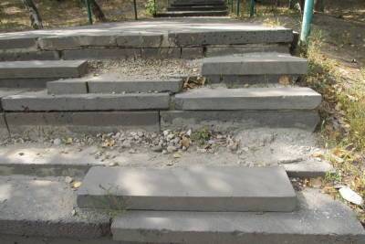 Власти Саратова не ремонтируют разрушающуюся лестницу