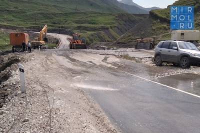 Более 20 машин спецтехники приступили к восстановлению размытых дорог в горах Дагестана