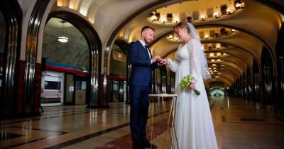 Россияне поспорили из-за свадеб в московском метро