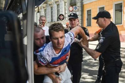 Украинская полиция задержала в Одессе американца в футболке в цветах флага РФ - news-front.info - Россия - США - Украина - Одесса - Odessa