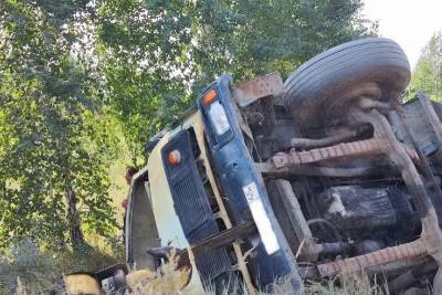 В Кургане автокран упал на строящейся дороге у Стальмоста