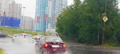 Тормози перед лужами: в ГИБДД Петрозаводска объяснили, как ездить в дождь