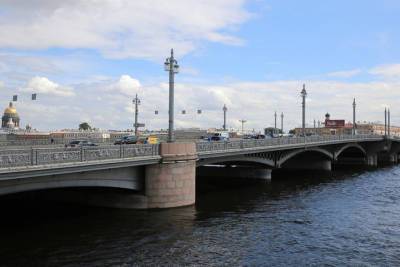 Депутат на BMW проскочил по закрытому перед разводкой Благовещенскому мосту