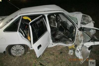 В лобовом столкновении легковушек в Татарстане погиб один из водителей авто