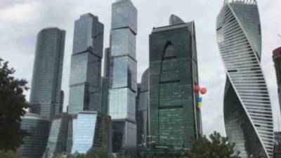 В Москве подняли в небо второй за сутки флаг Украины