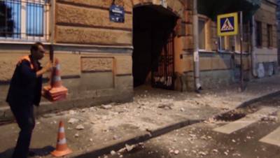 Фрагменты штукатурки засыпали тротуар на проспекте Бакунина