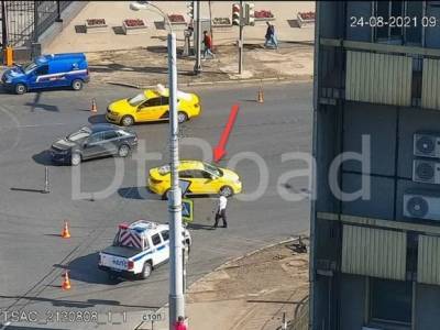 В центре Москвы пьяный таксист задавил женщину на самокате