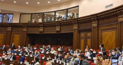 Журналисты устроили пикет в парламенте – они требуют встречи с Николом Пашиняном