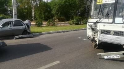 Появились фото искорёженной легковушки после ДТП с маршруткой в Воронеже