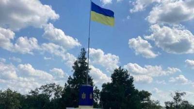 На месте памятника Ленину: в Донецкой области подняли украинский флаг