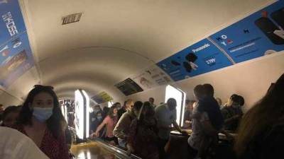 В Киеве закрыли на вход две станции метро