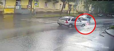 Пытаясь быстрее проскочить поворот, водитель в Петрозаводске сбил женщину (ВИДЕО)