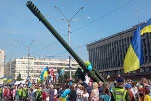 В Украине проходит шествие военных: дороги перекрыты. ФОТО