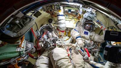 Выход российских космонавтов в открытый космос перенесли по просьбе США