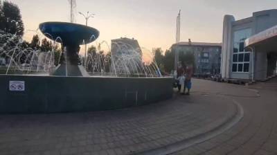 Жители воронежской Россоши спасаются водой из фонтана: появилось видео