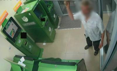 В Астрахани пенсионер разгромил банкоматы кирпичом и попал на камеру