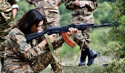 Власти Армении решили обязать женщин служить в армии