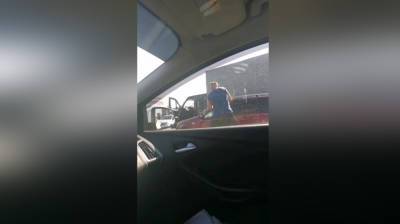 Разъярённый воронежец посреди дороги разбил стекло чужого авто: появилось видео