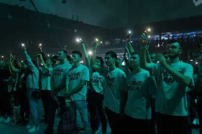 Политика с оркестром: петербуржцы поучаствовали в уникальном съезде-перформансе партии «Новые люди»