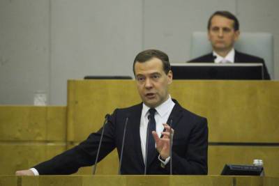 Песков затруднился объяснить отсутствие Медведева на встрече единороссов с Путиным