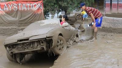 Сход селей в Дагестане сносил автомобили вместе с людьми