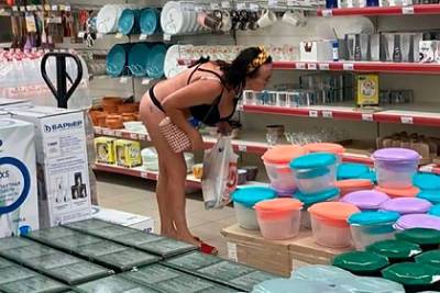 Явившаяся в магазин в бикини туристка возмутила местных жителей в Сочи