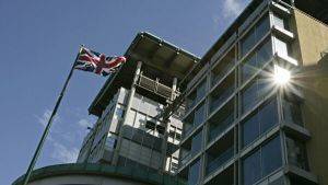 Перебросившего документы через забор посольства Британии узбека задержаои в Москве