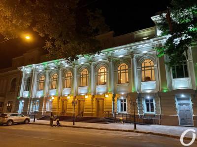 Украинский театр открыли после реставрации премьерой и подписанием меморандума