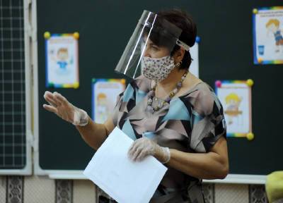 Для учителей школ в Москве могут отменить обязательное ношение масок на уроках